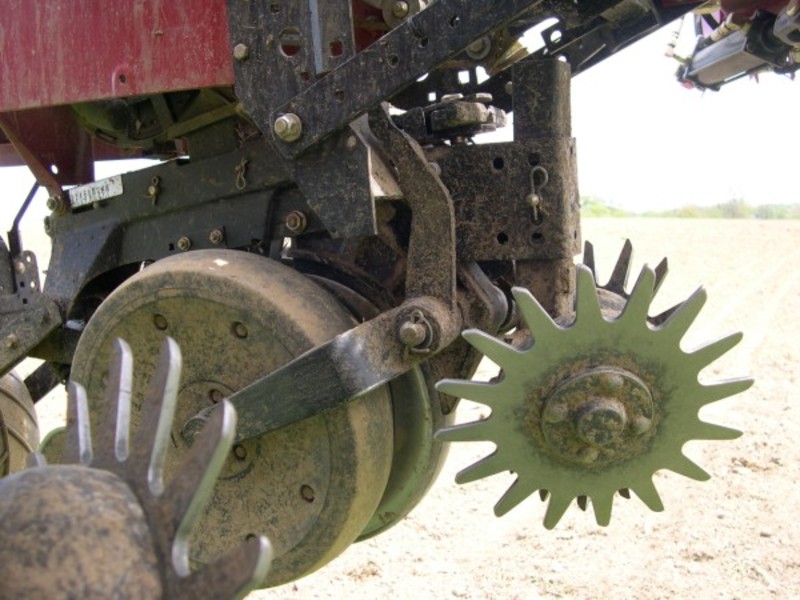 Side view of the 2967 Rigid residue manager in the field