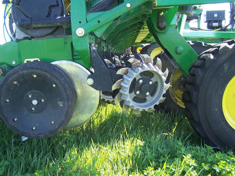Side view of multiple rows of the 2967-029/097 Short Floating Row Cleaner in the grass