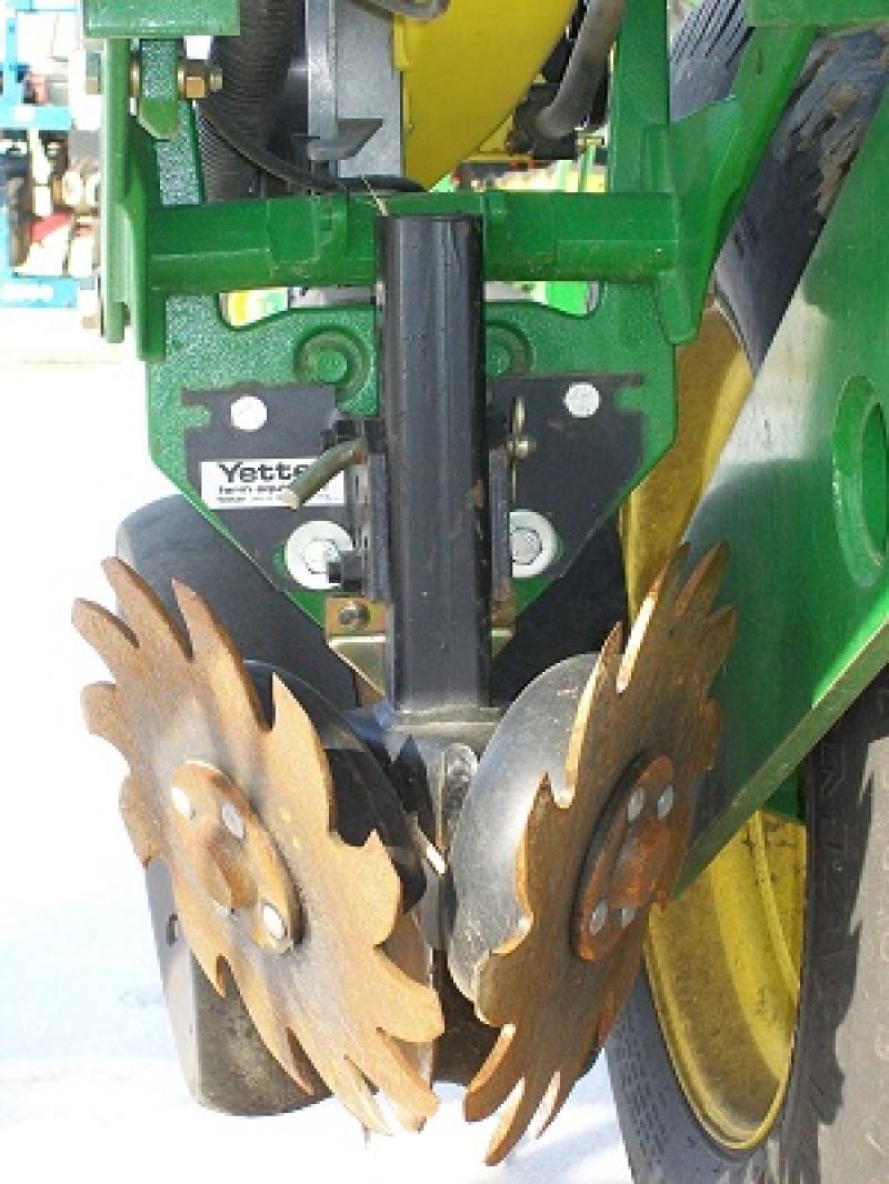 Front view of a single row of shark tooth residue manager